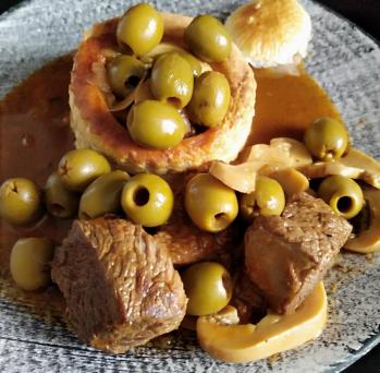 Boeuf en sauce aux olives